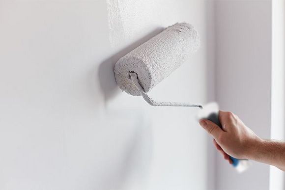 weiße Wand streichen mit Malerrolle